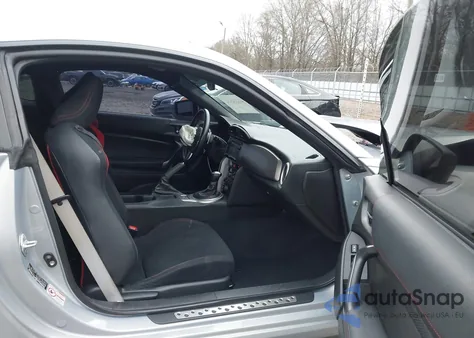 2013 Toyota Scion Fr-S z USA, uszkodzony, nr VIN JF1ZNAA15D2729908